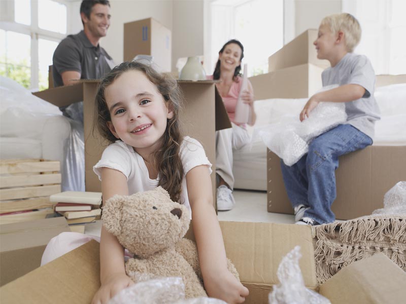 famille heureuse preparant les cartons