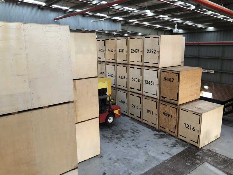 hangar de stockage avec plusieurs caisses en bois