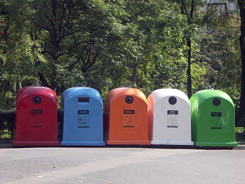 poubelles multicolores recyclage