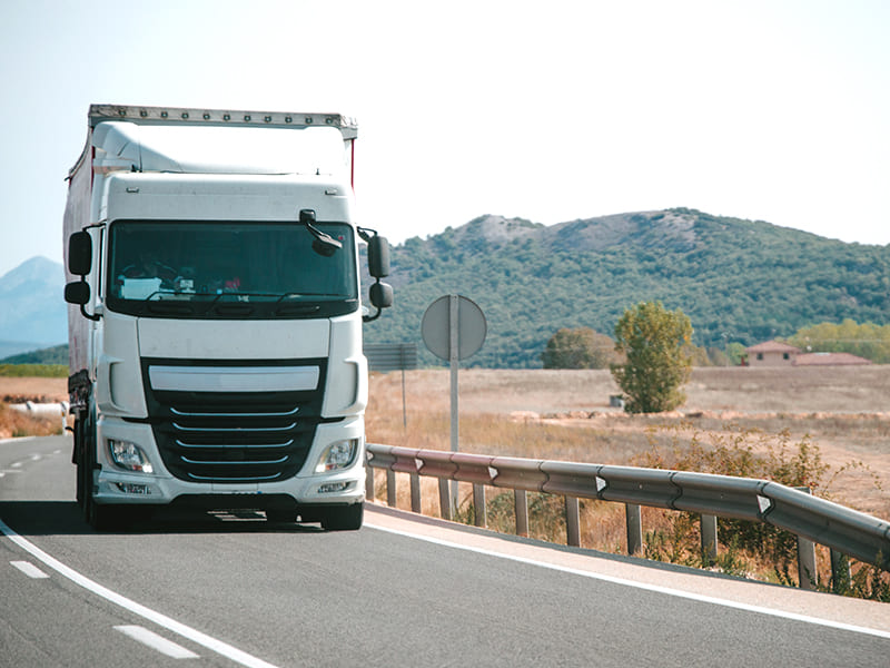 camion blanc sur la route